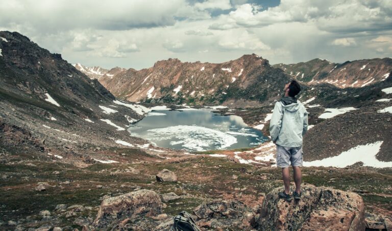 Photo Backpacker exploring