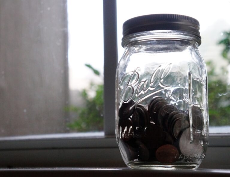 Photo "How to save money in the long term and build a solid savings fund"