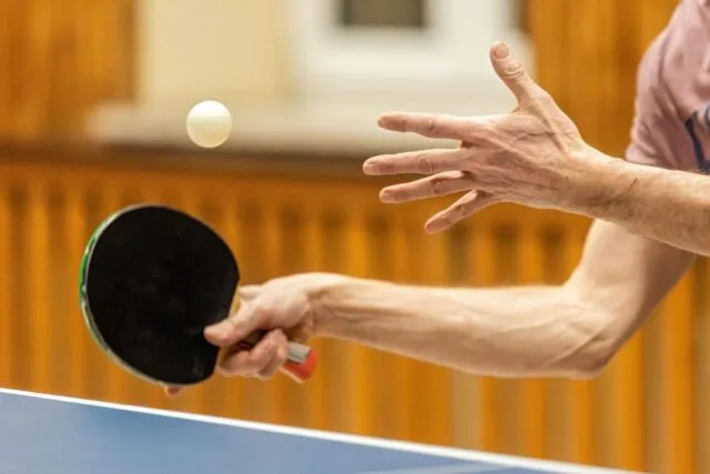 Antrenamentul cu un robot de tenis de masă: ce exersezi și ce nu poți învăța de la el