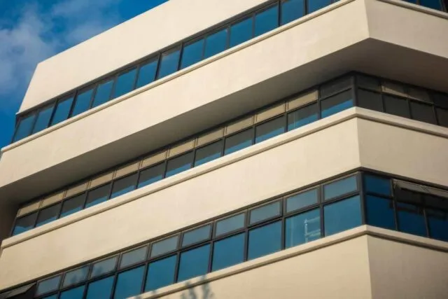 Traseul zgomotului în clădiri: de ce izolarea fonică trebuie analizată în ansamblu?